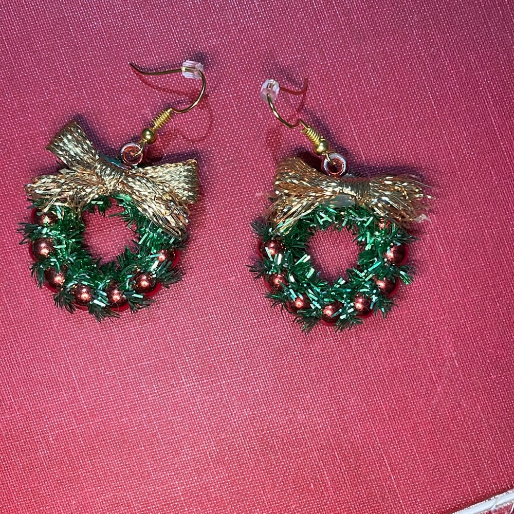 ❣️CLEARANCE ITEM❣️Little Vintage Xmas Wreath Earrings
